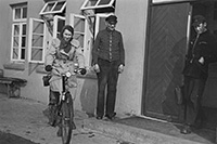 1956 Am Ausgang zum Schulhof: Hausmeister Dehnbostel, Schülerin Anneliese Broocks, Schüler Hans Dietrich Nimz