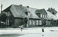 Schneverdinger Fotos – Kalenderbilder – Alte Schule und Küsterhaus in der Schulstraße – Apotheke – ca. 1930