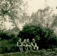 Bei der Ilhorner Schule im Garten, v. li. Herbert Bendin, Jürgen Beckert, Bruder Erhard Beckert, Adolf Koch