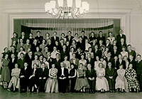 Gruppenfoto zum Abschlussball der Tanzschule Beuß, 1955 