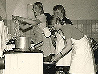 In der Schulküche beim Hausmeister – Elsbeth Schaper, Helga Bathke und Annegret Röhrs