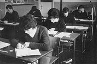 Klassenarbeit im Physiksaal 1962