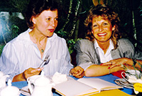 Klassentreffen 1988 in der Kaffestuuv Hanna Fach, Schneverdingen-Hansahlen <br/>v.li. Kirsten Zobel, Brigitte Lilie (geb. Ehlers)