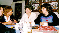 Klassentreffen 1988 in der Kaffestuuv Hanna Fach, Schneverdingen-Hansahlen <br/>v.li. Hans-Heinrich Matthies, Elke Ruschmeyer (geb. Laschewski), Erika Freytag (geb. Inselmann), Margit Herzberg (geb. Weber)