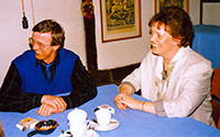 Klassentreffen 1988 in der Kaffestuuv Hanna Fach, Schneverdingen-Hansahlen <br/>v.li. Gustav Bosselmann, Annemarie Platte (geb. Alvermann)