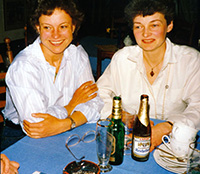 Klassentreffen 1988 in der Kaffestuuv Hanna Fach, Schneverdingen-Hansahlen <br/>v.li. Kirsten Zobel, Erika Freytag (geb. Inselmann)