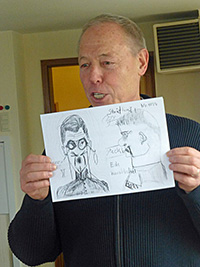 Klassentreffen 2013<br/>v. li. Herbert Ruttkowski mit einer Zeichnung aus der Schulzeit